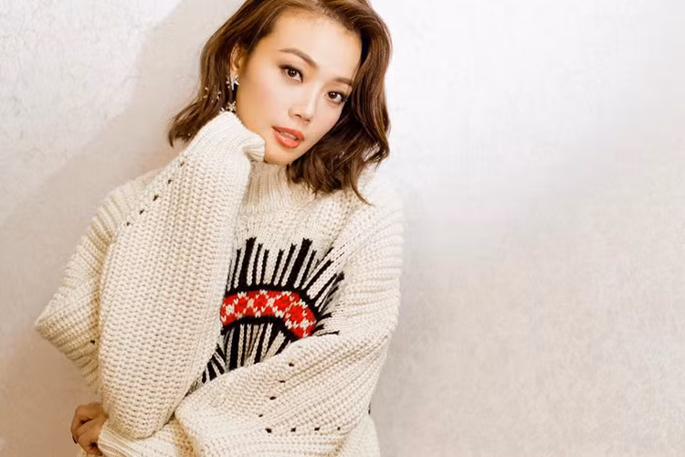 Dung Tổ Nhi sinh năm 1980. Bà ngoại của cô là "chị đại" trong thế giới ngầm Hong Kong.