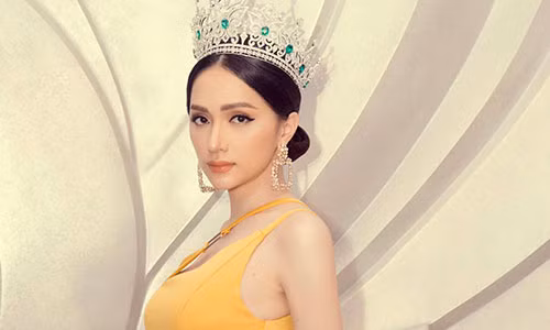 Huong Giang bi don cham thi nguoi mau: Nong chuyen giam khao tay ngang