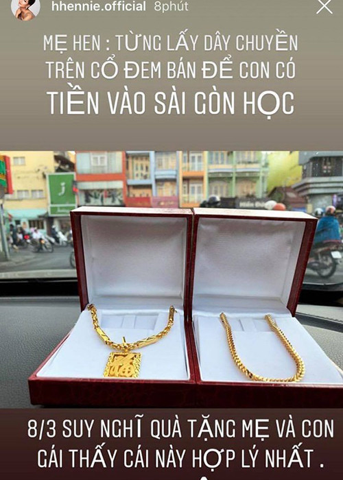 Mới đây, H'hen Niê tặng mẹ dây chuyền vàng nhân ngày 8/3. Theo H'hen Niê, mẹ của cô từng bán dây chuyền để có tiền cho cô đi học ở Sài Gòn. Ảnh: FBNV