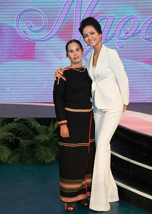 Trên Dân Việt, H'hen Niê kể mẹ của cô còn luôn ủng hộ cô làm từ thiện. "Mẹ tôi không muốn phải trở nên giàu có hay muốn một căn nhà to bự, mẹ ủng hộ tôi nhiều với các dự định thiện nguyện và đây cũng là cách mẹ dạy tôi trở thành một con người", nàng hoa hậu dân tộc Ê-đê chia sẻ. Ảnh: BTC