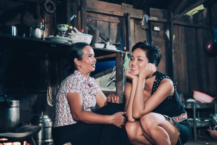 Từ ép H'hen Niê kết hôn, mẹ của người đẹp ủng hộ con gái lựa chọn đi học ở Sài Gòn. Ảnh: BTC