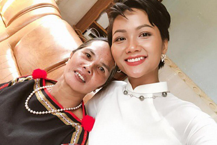 Đối với H'hen Niê, mẹ chính là người có ảnh hưởng rất lớn đối với cuộc sống của cô. Ảnh: FBNV