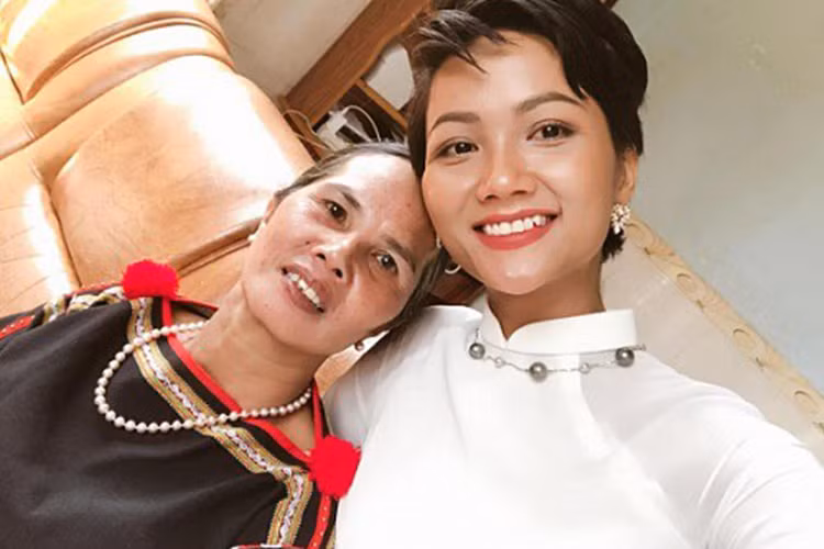 Đối với H'hen Niê, mẹ chính là người có ảnh hưởng rất lớn đối với cuộc sống của cô. Ảnh: FBNV