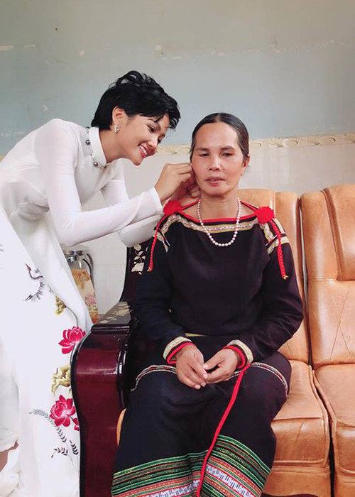 Dịp Tết Nguyên Đán 2018, H'hen Niê cũng tặng quà cho mẹ. Đó là chiếc dây chuyền ngọc trai mà mẹ của người đẹp ao ước. Ảnh: FBNV