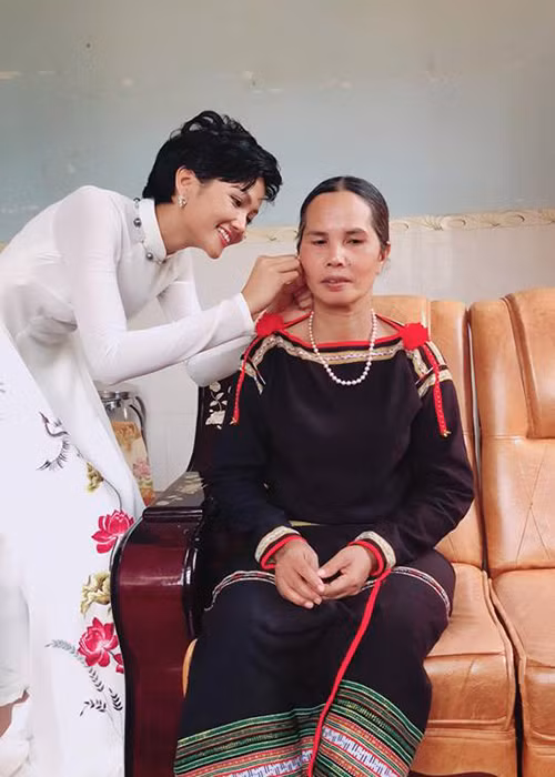 Dịp Tết Nguyên Đán 2018, H'hen Niê cũng tặng quà cho mẹ. Đó là chiếc dây chuyền ngọc trai mà mẹ của người đẹp ao ước. Ảnh: FBNV