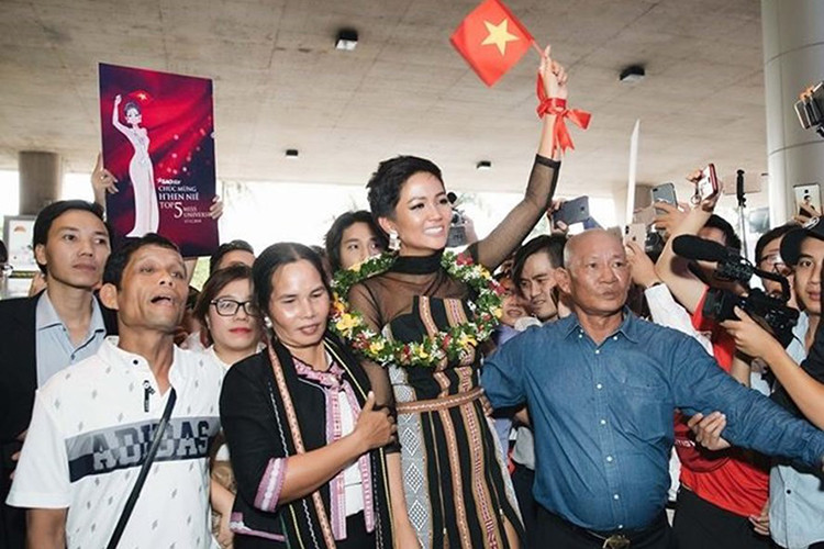 Bà từng cùng chồng sang tận Thái Lan để cổ vũ H'hen Niê thi Hoa hậu Hoàn vũ Thế giới 2018. Ảnh: Lao động