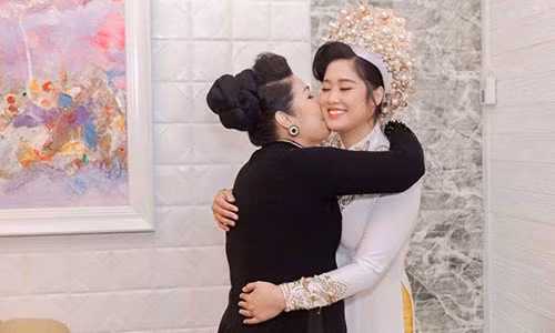 Hong Van chuc mung sinh nhat con gai khien ai cung nghen long