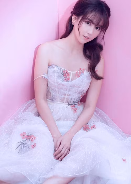 Vì sợ bạn trai ghen nên khi đóng phim, Ngọc Trinh luôn giữ khoảng cách với bạn diễn trong các phân cảnh tình cảm. Ảnh: FBNV