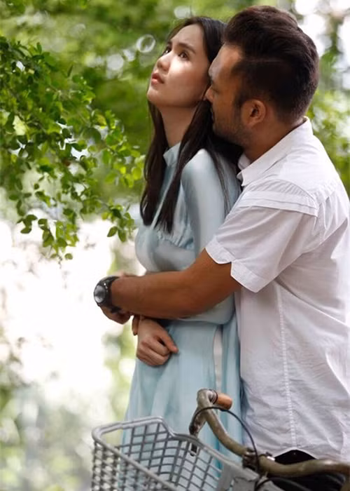 Trong "Vòng eo 56", Ngọc Trinh có không ít phân cảnh tình tứ bên bạn diễn Petey Majik. Ảnh: Vietnamnet