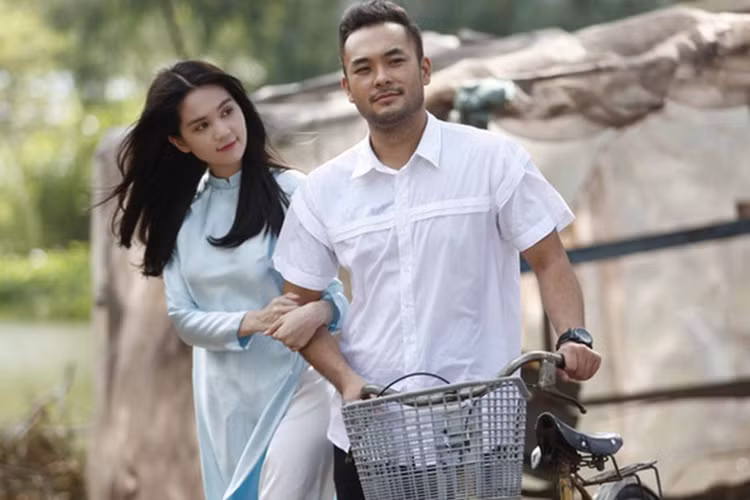 Tình cũ của Ngọc Trinh đã đến phim trường "Vòng eo 56" để ủng hộ quay phim. Ảnh: Zing