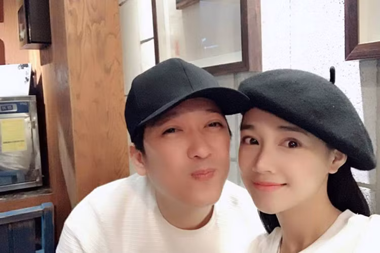 Trường Giang dành không ít lời ngọt ngào cho Nhã Phương. Anh khen vợ dù bận rộn thế nào vẫn chăm lo nhà cửa, chăm lo bữa cơm gia đình. "Bà xã tui quả là nhất. Vợ là số 1", Trường Giang công khai nịnh Nhã Phương.