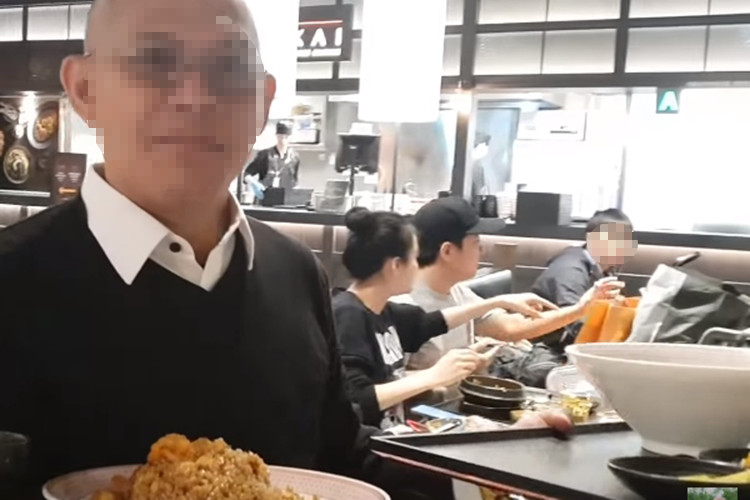 Hình ảnh nam danh hài tích cực lấy đồ ăn cho bà xã trong một lần đi ăn uống. Ảnh: Yeah1