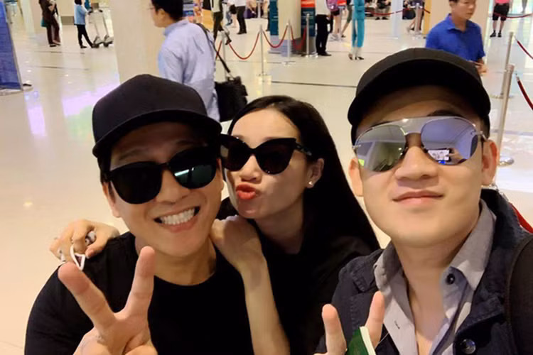 Sau khi kết hôn, Trường Giang và Nhã Phương vẫn chăm diện đồ đôi giống như khi còn hẹn hò.