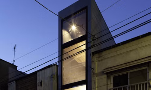 Với diện tích chỉ 1,8 x 11m, ngôi nhà này là một chiếc “Hộp diêm” điển hình khi mà chỉ cần giơ hai tay ra, bạn có thể chạm vào vách tường hai bên nhà. Để tránh không gian chật hẹp, các nhà thiết kế đã tập trung vào việc giữ càng nhiều không gian trống giữa các bức tường càng tốt, đồng thời tạo ra không gian sống mở với màu sắc vui tươi nhất có thể.