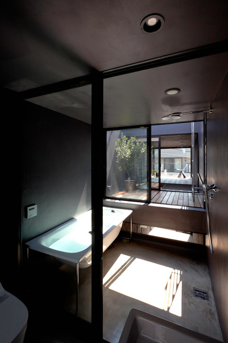 Cấu trúc của ngôi nhà cũng được thiết kế phù hợp với không gian nhỏ hẹp. Cột và dầm được sử dụng hạn chế thay vào đó sẽ dùng khung thép để tối đa hóa không gian. Các vật liệu được sử dụng đều là các vật liệu nhẹ, dễ lắp đặt và sửa chữa. Căn nhà sử dụng hệ thống thông gió tự nhiên đã được nghiên cứu cẩn thận để giảm thiểu việc sử dụng hệ thống điều hòa không khí. Gió tự nhiên và lưu thông không khí cung cấp một không gian thoải mái cho người cư ngụ.