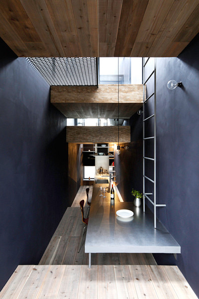 Để lên thiết kế về một ngôi nhà nhỏ, các kiến trúc sư xem ngôi nhà là một tập hợp của các “địa điểm nhỏ” bên trong nó. Các tầng nổi đan xen bên trong ngôi nhà tạo ra các khu vực chức năng riêng biệt, giúp tận dụng tối đa được không gian. Trong khi đó, luồng không khí trong lành cùng với ánh sáng tự nhiên từ mặt tiền ngôi nhà kết hợp với cách bài trí nội thất phù hợp tạo cảm giác không gian sống rộng rãi hơn so với thực tế.