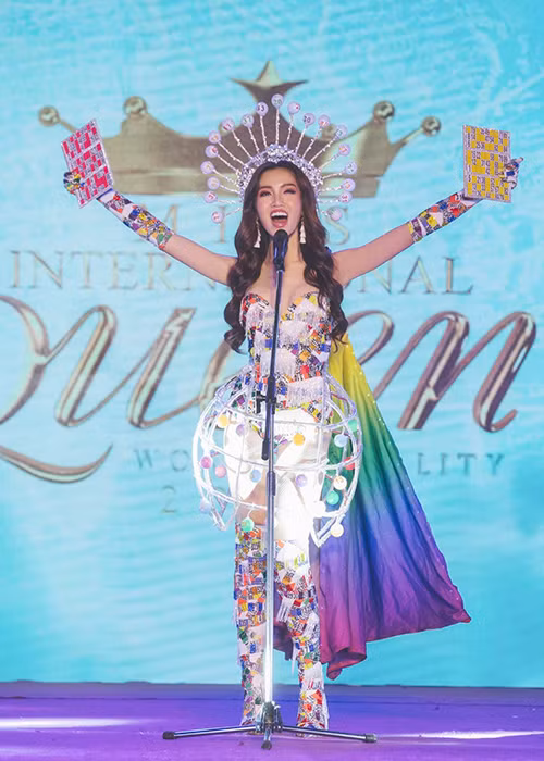 Đại diện Việt Nam có gương mặt sáng sân khấu hơn so với nhiều thí sinh khác.