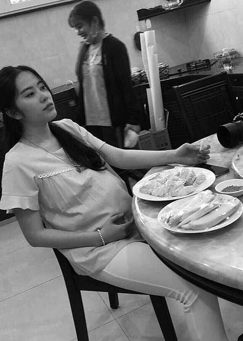 Ngoài ảnh mặc áo dài trong đám cưới, Nam Em còn lộ ảnh ôm bụng bầu vượt mặt khiến cô bị đồn mang bầu. Ảnh: Saostar