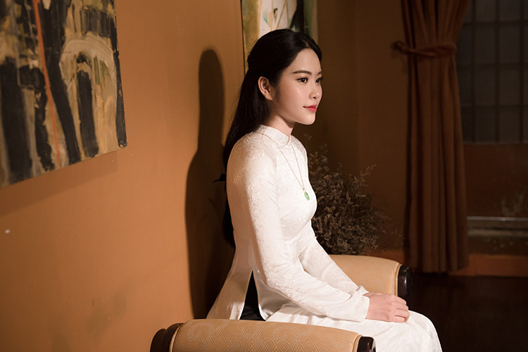 Nam Em chia sẻ, cô hát về chuyện buồn nhiều rồi giờ cô chỉ muốn hát những gì lạc quan hơn, quay MV cũng muốn được làm cô dâu hạnh phúc.