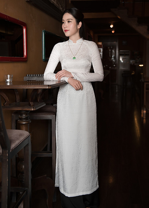 Nam Em chính thức xác nhận hình ảnh khiến cô vướng nghi vấn cưới là ảnh hậu trường phim ngắn mới của cô.