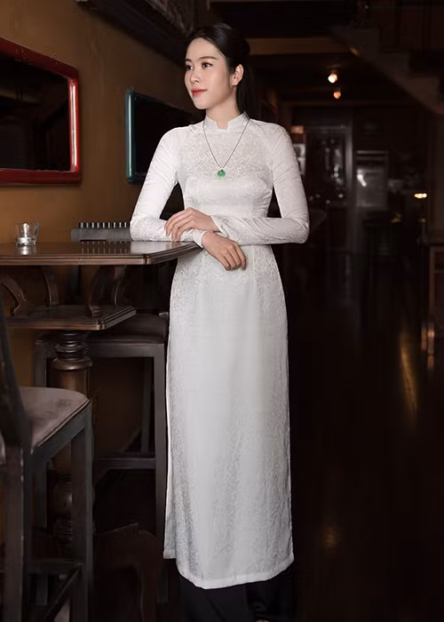 Nam Em chính thức xác nhận hình ảnh khiến cô vướng nghi vấn cưới là ảnh hậu trường phim ngắn mới của cô.