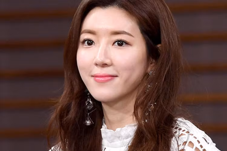 Mỹ nhân xứ Hàn cho biết, tất cả chỉ là nghi vấn và cơ quan chức năng vẫn đang điều tra làm rõ sự việc. Về phía Seungri, anh tuyên bố giải nghệ giữa tâm bão. Ảnh: Osen Xem video "Đặc quyền của sao hạng A trong showbiz". Nguồn Youtube/vtc