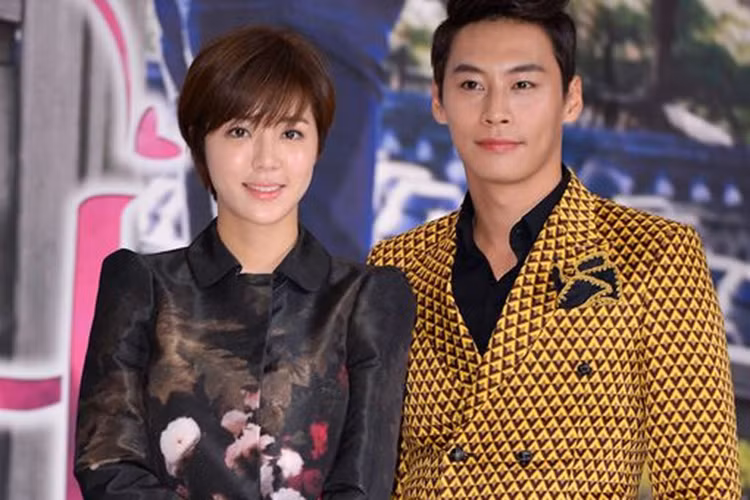 Sau mối tình thanh xuân với Seven, Park Han Byul hẹn hò bạn trai kém 2 tuổi Jung Eun Woo. Tuy nhiên, sau 7 tháng công khai chuyện tình cảm, cô thừa nhận đã chia tay. Ảnh: Allkpop