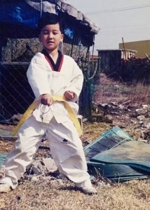 Hình ảnh Seungri trong trang phục taekwondo thời đi học. Ảnh: SBS