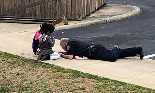 Dan mang thich thu anh canh sat choi bup be voi tre nho