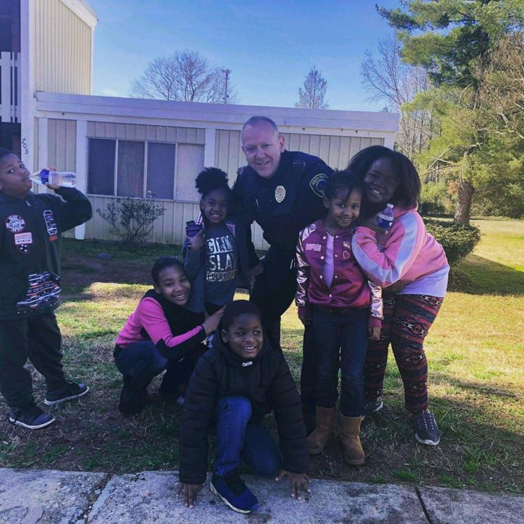 Dan mang thich thu anh canh sat choi bup be voi tre nho-Hinh-2