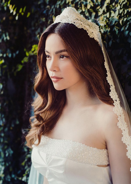 Năm 2017, để mừng ngày sinh nhật, Hà Hồ chụp bộ ảnh trong chiếc váy cưới trắng tinh khôi. Ảnh: Đoàn Anh Tuấn