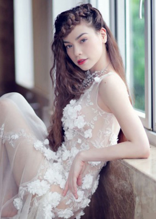 Trong bộ ảnh bên con trai cách đây ít năm, Hà Hồ diện váy cưới mỏng manh. Ảnh: Dân Việt