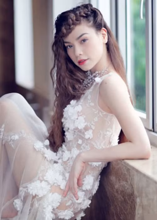 Trong bộ ảnh bên con trai cách đây ít năm, Hà Hồ diện váy cưới mỏng manh. Ảnh: Dân Việt