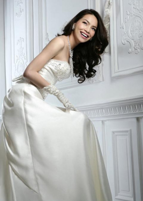 Mới đây, trên Tri thức trẻ, Hồ Ngọc Hà cho biết việc cô chụp ảnh cưới với Kim Lý là muốn truyền cảm hứng đến mọi phụ nữ. "Có hai yếu tố giúp phụ nữ luôn rạng rỡ là một tình yêu chung thủy và một thỏi son. Kim Lý không phải người đầu tiên tôi chụp hình áo cưới. Tôi đã chụp hình áo cưới với nhiều người mẫu nam trong sự nghiệp của mình. Quan trọng là sự sáng tạo và táo bạo sẽ giúp tôi làm được nhiều điều mới mẻ", nữ ca sĩ chia sẻ. Ảnh: Yan Xem video "Hà Hồ nói gì khi bị nói hết thời". Nguồn Youtube/vtc