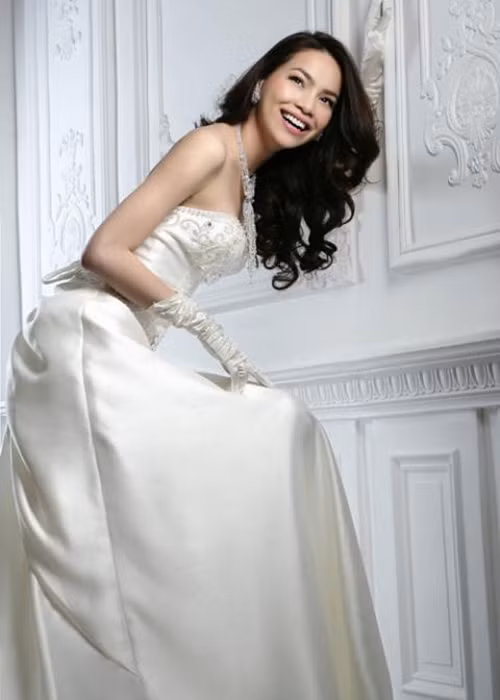 Mới đây, trên Tri thức trẻ, Hồ Ngọc Hà cho biết việc cô chụp ảnh cưới với Kim Lý là muốn truyền cảm hứng đến mọi phụ nữ. "Có hai yếu tố giúp phụ nữ luôn rạng rỡ là một tình yêu chung thủy và một thỏi son. Kim Lý không phải người đầu tiên tôi chụp hình áo cưới. Tôi đã chụp hình áo cưới với nhiều người mẫu nam trong sự nghiệp của mình. Quan trọng là sự sáng tạo và táo bạo sẽ giúp tôi làm được nhiều điều mới mẻ", nữ ca sĩ chia sẻ. Ảnh: Yan Xem video "Hà Hồ nói gì khi bị nói hết thời". Nguồn Youtube/vtc