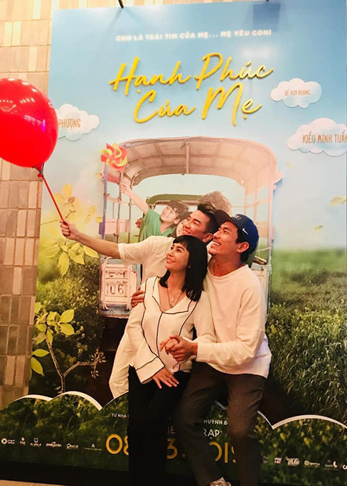 Hình ảnh Cát Phượng tình tứ bên người tình kém 18 tuổi trong buổi ra mắt bộ phim cả hai đóng chung.