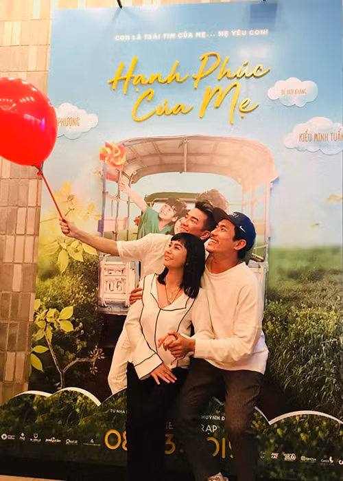 Hình ảnh Cát Phượng tình tứ bên người tình kém 18 tuổi trong buổi ra mắt bộ phim cả hai đóng chung.