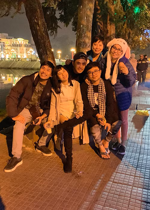 Cặp đôi lệch tuổi đã đi du lịch cùng một số người bạn.