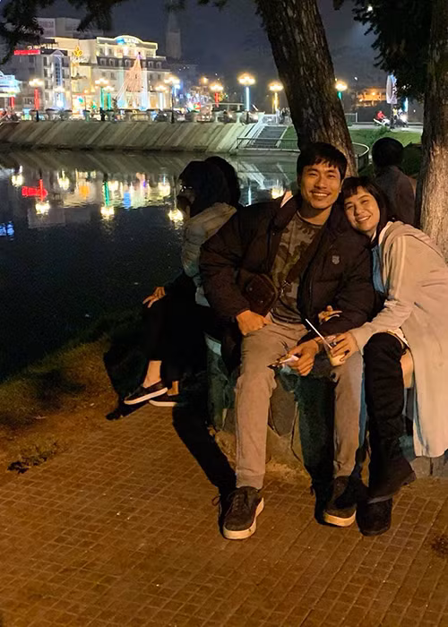 Hình ảnh Cát Phượng - Kiều Minh Tuấn mỉm cười hạnh phúc bên nhau khi tận hưởng khoảng thời gian bình yên tại Đà Lạt.