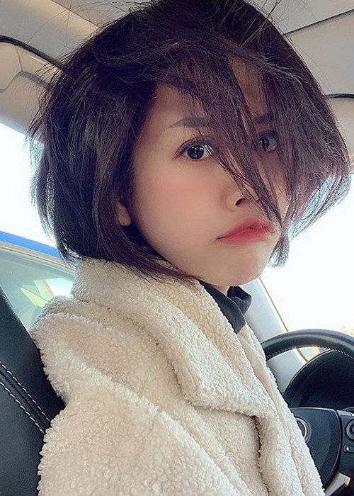 Trên trang cá nhân Instagram, nữ vlogger chia sẻ một số hình ảnh xinh đẹp, cá tính của mình.