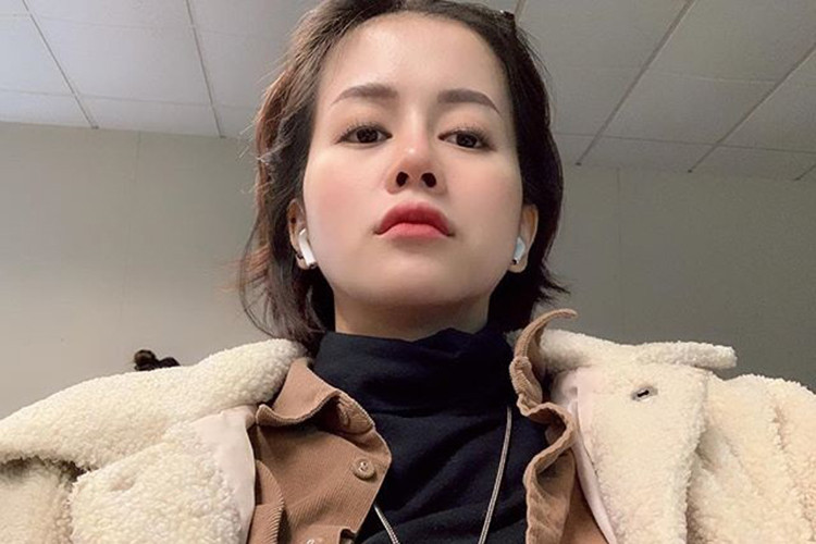 "Khi mà người đàn ông của em trở nên lầm lì. Cũng là lúc anh ta đang cố nghe con tim mình thầm thì", nữ vlogger viết khi chia sẻ hình ảnh mới nhất của mình.