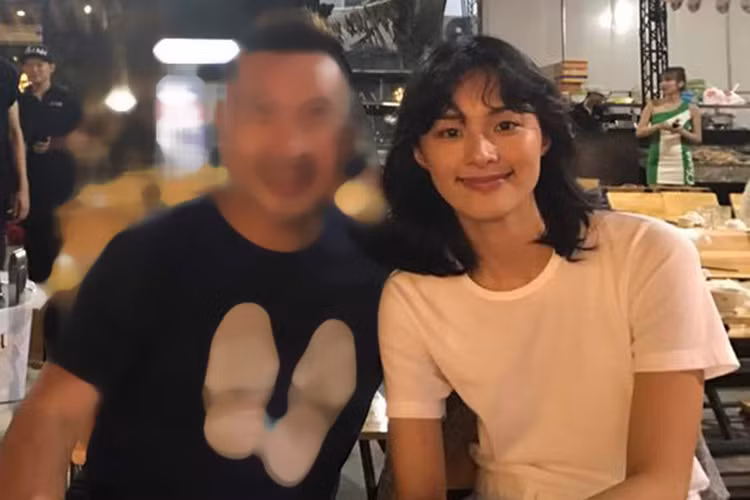 Vào đầu năm 2017, giữa ồn ào chia tay Cường Đô la, Hạ Vi trông gầy gò, đen, thô cùng mái tóc không hợp khuôn mặt.