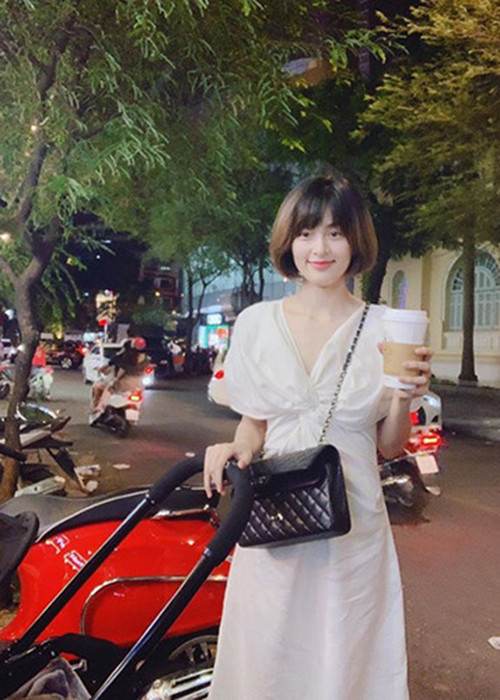 Hậu đường ai nấy đi, Hạ Vi gần như không có hoạt động nghệ thuật nào gây chú ý. Cô cũng hạn chế sử dụng mạng xã hội.