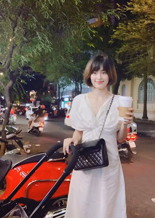 Hậu đường ai nấy đi, Hạ Vi gần như không có hoạt động nghệ thuật nào gây chú ý. Cô cũng hạn chế sử dụng mạng xã hội.