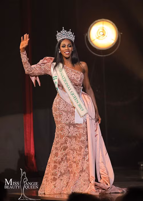 Nhan sắc lẫn tài năng của đại diện Mỹ được đánh giá cao nhưng cô lại gây ồn ào khi lộ clip làm người mẫu thoát y bị cho là khá phản cảm.