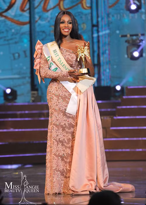 Ngoài vương miện, Jazelle còn giành giải phụ Thí sinh tài năng nhất.