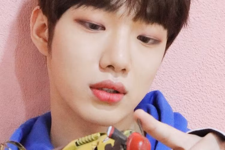 Theo truyền thông xứ Hàn, năm 2014, khi đang đi bộ trên đường phố cùng một cô gái, Kyeongha nảy sinh ham muốn với cô gái này. Nhận thấy nguy hiểm, cô gái chạy trốn nhưng Kyeongha đã đuổi theo tới tầng 1 của một tòa nhà và cưỡng bức cô. Ảnh: Allkpop