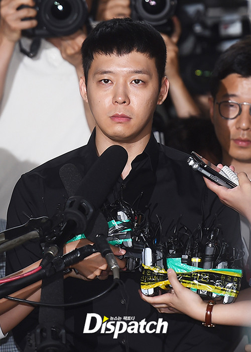 Park Yoochun cũng từng ra hầu tòa vì bê bối tình dục. Năm 2016, 4 nữ nhân viên quán bar cùng tố bị Park Yoochun tấn công tình dục. Sau 1 tháng điều tra, tài tử được trắng án. Thế nhưng, scandal vẫn là vết đen trong cuộc đời của Park Yoochun. Ảnh: Dispatch