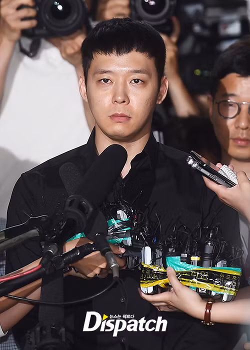 Park Yoochun cũng từng ra hầu tòa vì bê bối tình dục. Năm 2016, 4 nữ nhân viên quán bar cùng tố bị Park Yoochun tấn công tình dục. Sau 1 tháng điều tra, tài tử được trắng án. Thế nhưng, scandal vẫn là vết đen trong cuộc đời của Park Yoochun. Ảnh: Dispatch