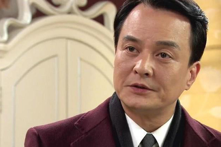 Bê bối khiến sự nghiệp 30 năm của Jo Min Ki tan thành mây khói. Có lẽ vì mất tất cả nên khi chuẩn bị tiếp nhận thẩm vấn từ phía cảnh sát, nam diễn viên phim “Phía đông vườn địa đàng” đã lựa chọn cái chết. Ảnh: Khám phá